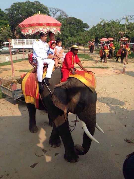 ชื่นมื่น ภาพสวยๆ โค้ชอ๊อด กับเฟง คุน ว่าที่เจ้าสาว ในชุดไทย ที่วังช้างอยุธยา