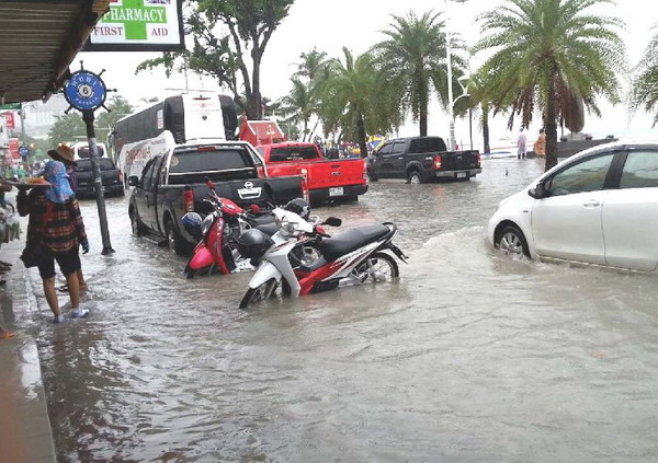 ฝนถล่มพัทยาน้ำทะลักท่วมถนนสายหลัก-จราจรอัมพาต