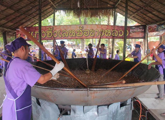 ทั่วไทยแห่จูงมือคนชรา-ลูกหลาน ทำบุญคึกคักวันสงกรานต์