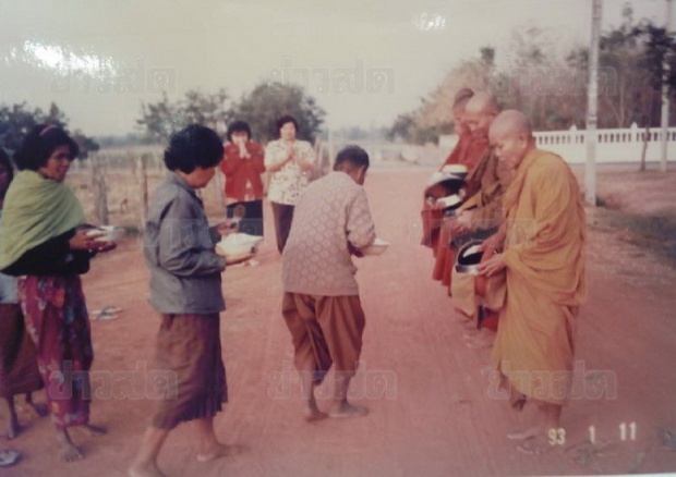 ลูกศิษย์รุ่นแรก ‘หลวงพ่อคูณ’ เปิดอัลบั้มโชว์ภาพเดินบิณฑบาต ไม่ขอพูดปมขัดแย้งขณะนี้!!