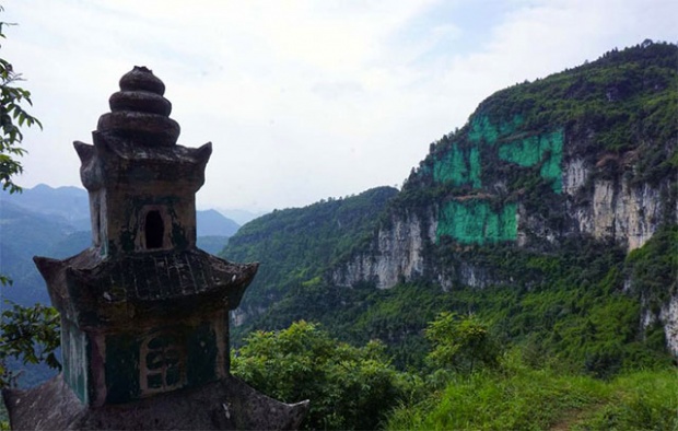 มีงี้ด้วย!!! หนุ่มจีนปีนเขาสูง 900 เมตร ทาสีเขียวทั่วหน้าผา อ้างเปลี่ยนฮวงจุ้ย!?
