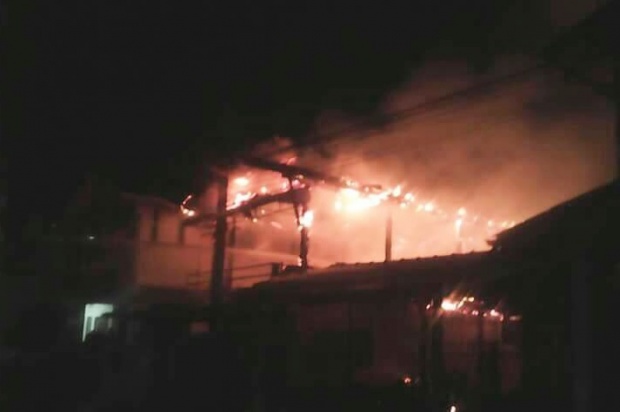 “เฒ่าวัย 77”ทะเลาะเมีย ซดยาฆ่าตัวตายจุดไฟเผาบ้านลามชุมชน!!