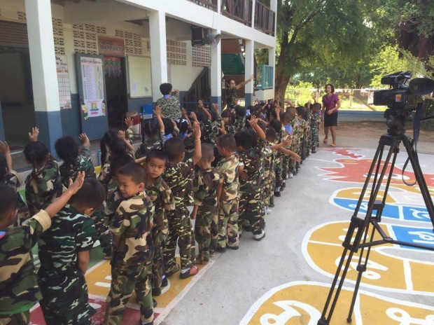 ฮือฮา!! โรงเรียนอนุบาลที่ขอนแก่น ให้เด็กแต่งชุดทหารมาเรียน