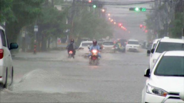 ฝนถล่มเมืองอุดรฯ น้ำท่วมขังถนน ระดมสูบ 18 จุดเร่งระบาย