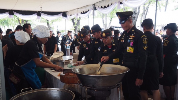 ซาบซึ้ง!! พระบรมฯทรงห่วงใยพสกนิกร พระราชทานอาหาร-หน่วยแพทย์เคลื่อนที่