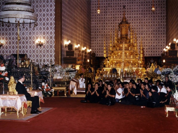 หาชมยาก!! ในหลวงร.๙ โปรดเกล้าฯ ให้ประชาชนเข้าสักการะพระบรมศพ สมเด็จย่า