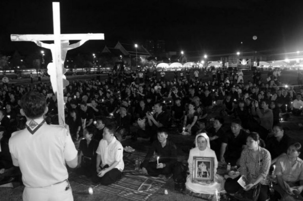 ระลึกถึงพระมหากรุณาธิคุณ ชาวคริสต์นับร้อยร่วมจุดเทียนสวดมนต์แด่ ในหลวง