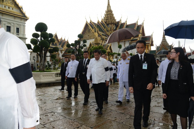 ดูเตอร์เต ประธานาธิบดีฟิลิปปินส์ ฝ่าฝน เพื่อถวายสักการะพระบรมศพ