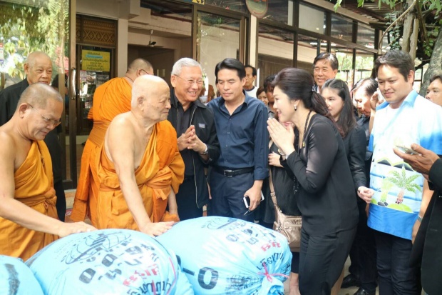 กราบหัวใจ!! ปู ทำบุญถวายเป็นพระราชกุศล พร้อมมอบข้าวสารเลี้ยงเด็กด้อยโอกาส