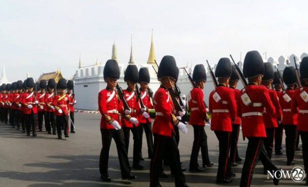 สมพระเกียรติ!ทหารกองเกียรติยศพร้อมรับเสด็จฯ เพื่ออัญเชิญขึ้นทรงราชย์