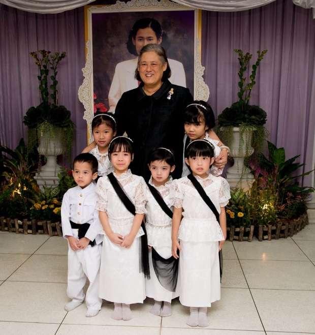 ภาพ สมเด็จพระเทพฯ ทรงฉายพระรูปร่วมกับเด็ก เห็นแล้วปลื้มใจ