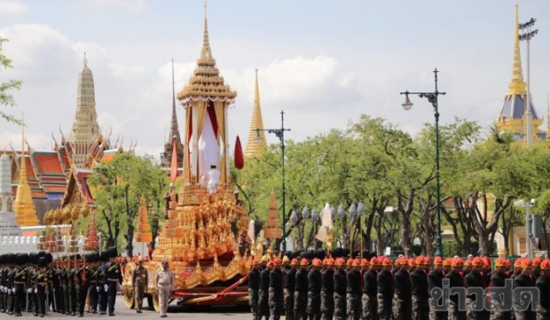 เผยภาพเจ้าพนักงานรถยนต์พระที่นั่ง ผู้ทำหน้าที่สารถีถือแพนหางนกยูง พระมหาพิชัยราชรถ