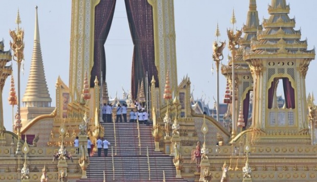 ประมวลภาพอัญเชิญพระโกศพระบรมอัฐิเข้าสู่พระบรมมหาราชวัง ประชาชนร่ำไห้อาลัย..