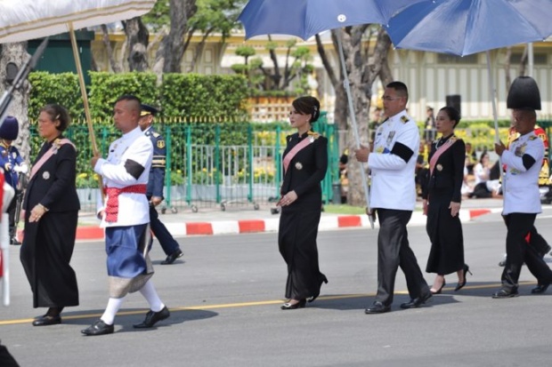 ประมวลภาพอัญเชิญพระโกศพระบรมอัฐิเข้าสู่พระบรมมหาราชวัง ประชาชนร่ำไห้อาลัย..