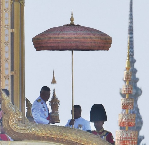 ประมวลภาพอัญเชิญพระโกศพระบรมอัฐิเข้าสู่พระบรมมหาราชวัง ประชาชนร่ำไห้อาลัย..