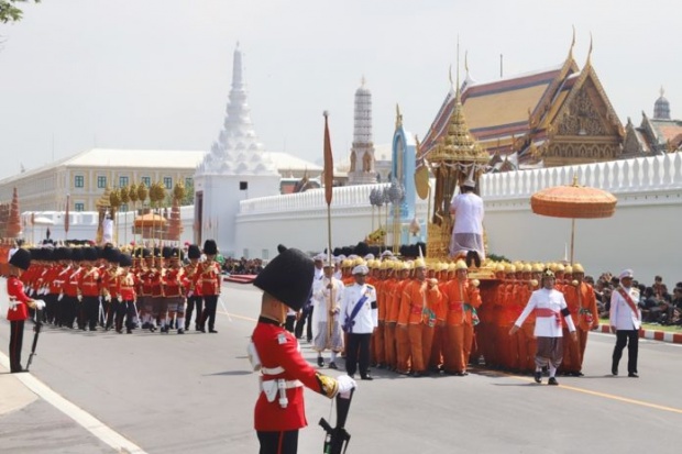 ประมวลภาพอัญเชิญพระโกศพระบรมอัฐิเข้าสู่พระบรมมหาราชวัง ประชาชนร่ำไห้อาลัย..