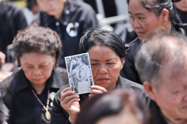 ประมวลภาพอัญเชิญพระโกศพระบรมอัฐิเข้าสู่พระบรมมหาราชวัง ประชาชนร่ำไห้อาลัย..