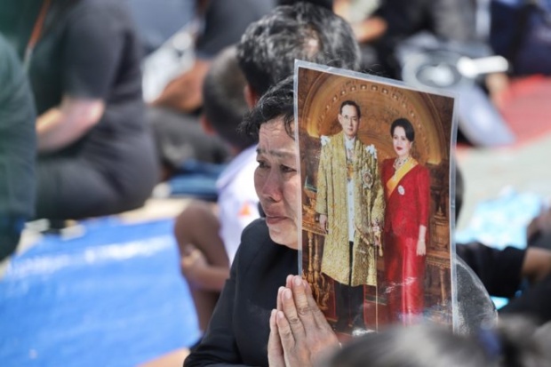 ประมวลภาพอัญเชิญพระโกศพระบรมอัฐิเข้าสู่พระบรมมหาราชวัง ประชาชนร่ำไห้อาลัย..