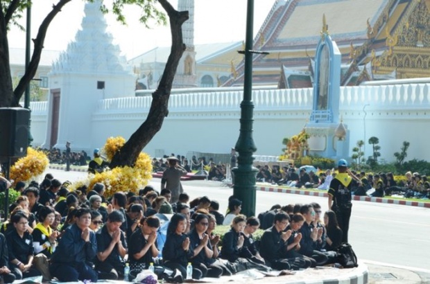 ประมวลภาพอัญเชิญพระโกศพระบรมอัฐิเข้าสู่พระบรมมหาราชวัง ประชาชนร่ำไห้อาลัย..