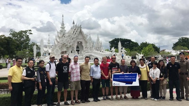 ทีมนักดำน้ำอังกฤษ เที่ยววัดร่องขุ่น หลังจบภารกิจช่วย 13 ชีวิตทีมหมูป่า