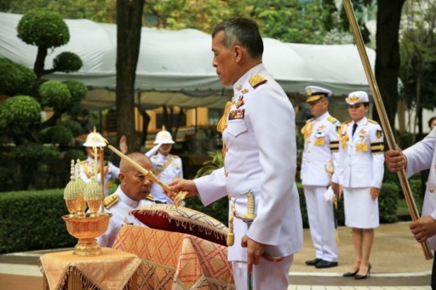 “ในหลวง” ทรงถวายราชสักการะ “สมเด็จพระบรมราชชนก” เนื่องในวันมหิดล