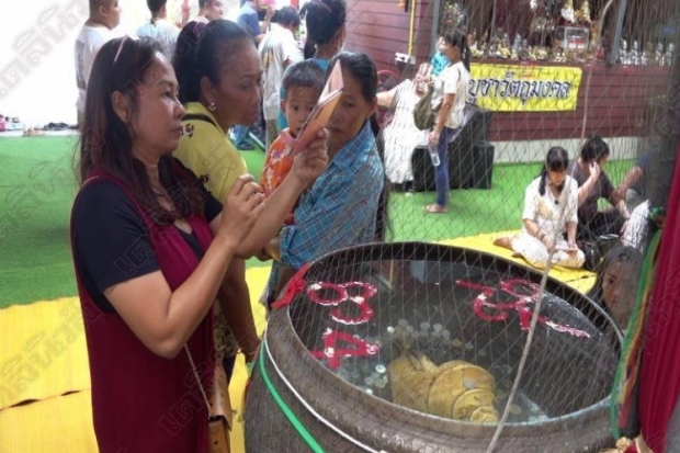 ส่องรัวๆ!เลขเด็ดน้ำตาเทียนสีแดง ในอ่างน้ำมนต์ฤาษีเณร