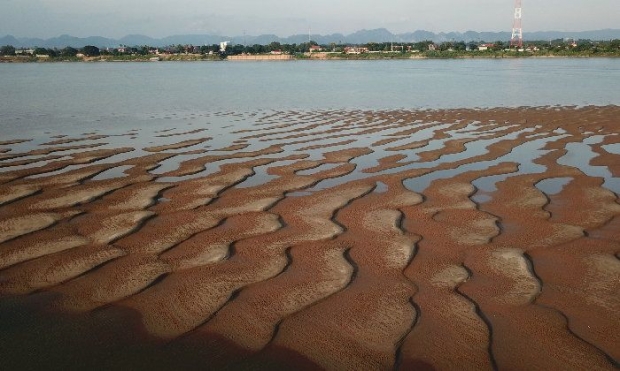 ปรากฏการณ์น้ำโขงแห้ง เผยโฉมหาดทรายเกล็ดพญานาค