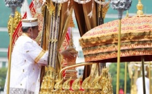 ประมวลภาพอัญเชิญพระโกศพระบรมอัฐิเข้าสู่พระบรมมหาราชวัง ประชาชนร่ำไห้อาลัย..