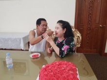 น่ารัก สมเด็จฯฮุนเซน ภรรยา ผลัดกันป้อนเค้กฉลองแต่งงานครบรอบ 42 ปี สุดมุ้งมิ้ง