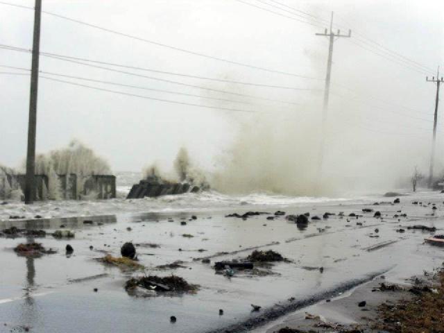 คลื่นยักษ์ซัดถล่มริมหาดเมืองคอน ยับเยินต่อเนื่อง