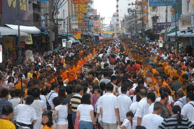 ตักบาตรนานาชาติครั้งยิ่งใหญ่พระสงฆ์ 10,000 รูปใจกลางเมืองหาดใหญ่