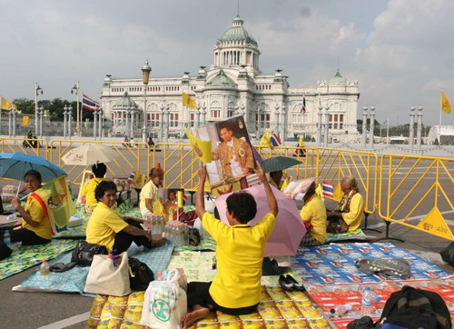 พสกนิกรจับจองที่-เฝ้ารอพิธีวันเฉลิมพระชนมพรรษา