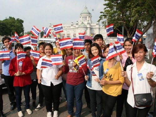 พสกนิกรจับจองที่-เฝ้ารอพิธีวันเฉลิมพระชนมพรรษา