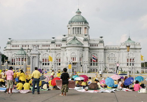 พสกนิกรจับจองที่-เฝ้ารอพิธีวันเฉลิมพระชนมพรรษา