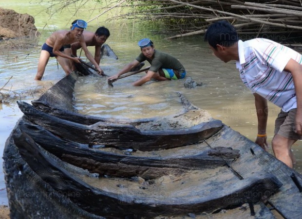 ชาวบ้านตื่น!! พบเรือโบราณไม้ตะเคียนอายุกว่า 700 ปี โผล่กลางแม่น้ำตรัง 