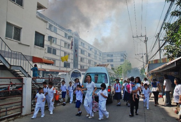 เพลิงไหม้ป่าหญ้าลามติดกำแพงโรงเรียนอนุบาล - เด็กวิ่งหนีอลหม่าน