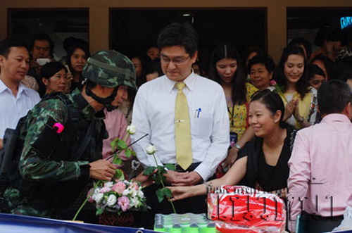 ชาวนาแห่ขอบคุณทหาร แก้ปัญหาเงินค้างค่าจำนำข้าว(ประมวลภาพ)