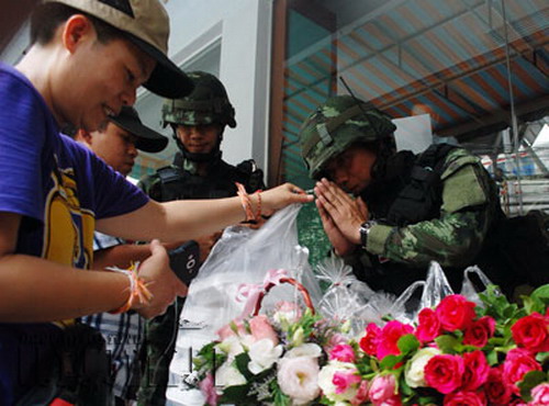 ชาวนาแห่ขอบคุณทหาร แก้ปัญหาเงินค้างค่าจำนำข้าว(ประมวลภาพ)