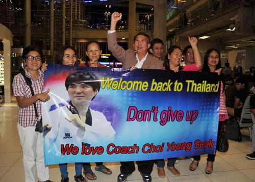 โค้ชเชถึงไทยแล้ว !!! แฟนกีฬาแห่ให้กำลังใจเต็มสนามบิน