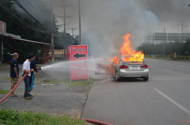  ไฟไหม้รถเก๋งครูที่พะเยา - โชคดีหนีทันก่อนถูกย่างสด (มีคลิป)