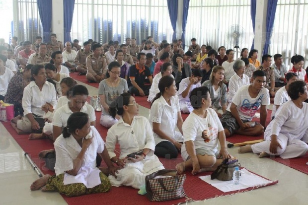 ฮือฮา!! เจ้าอาวาสวัดแสดงธรรมขรก.-พรมน้ำมนต์กลายเป็นผลึกแก้วพระธาตุ