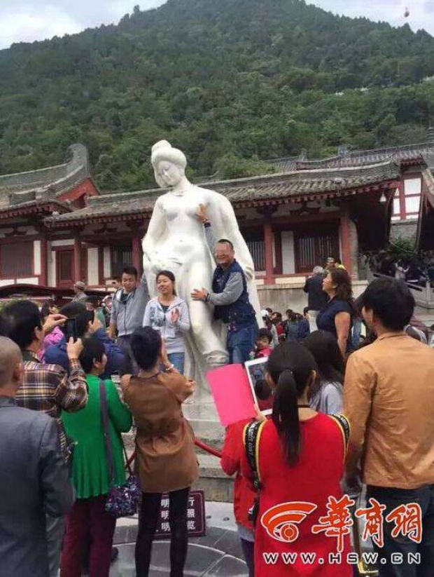 จีนวอนนักท่องเที่ยวหนุ่มๆ อย่าทำอนาจารรูปปั้นหยางกุ้ยเฟย