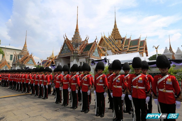 ทหารมหาดเล็กรักษาพระองค์ เตรียมรับขบวนเสด็จพระบรมศพ