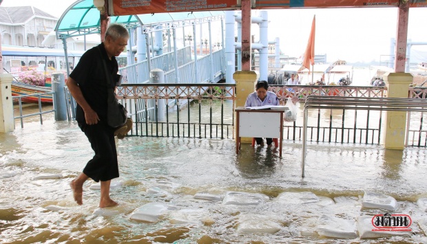 ขึ้นเรือทุลักทุเล! เจ้าพระยาเอ่อล้นท่วมท่าเรือเมืองนนท์-เตือนวันนี้น้ำทะเลหนุนสูง