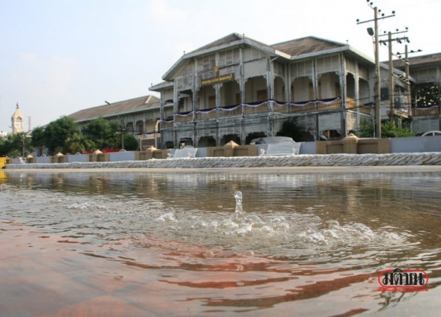 ขึ้นเรือทุลักทุเล! เจ้าพระยาเอ่อล้นท่วมท่าเรือเมืองนนท์-เตือนวันนี้น้ำทะเลหนุนสูง