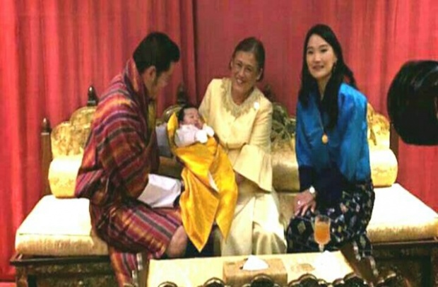 สมเด็จพระเทพฯทรงอุ้มพระราชโอรสเจ้าชายน้อยแห่งราชวงศ์ภูฏาน ในสมเด็จพระราชาธิบดีจิกมีฯ 
