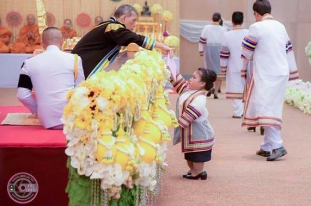 สมเด็จพระเจ้าอยู่หัว ทรงเอื้อมพระหัตถ์ พระราชทานปริญญาบัตรให้บัณฑิตสาวร่างเล็ก