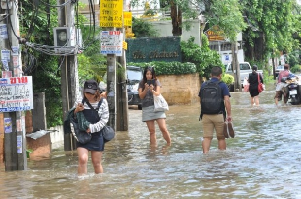 ผู้ว่าฯมาแล้ววว! ‘อัศวิน’ ลุยตรวจพื้นที่น้ำท่วม สั่งเร่งระบายน้ำ-อำนวยความสะดวกปชช.