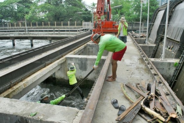 ตะลึง! ขยะ15ตัน กีดขวางทางระบายน้ำ อุดอุโมงยักษ์พระราม 9 วอนประชาชนร่วมมือ