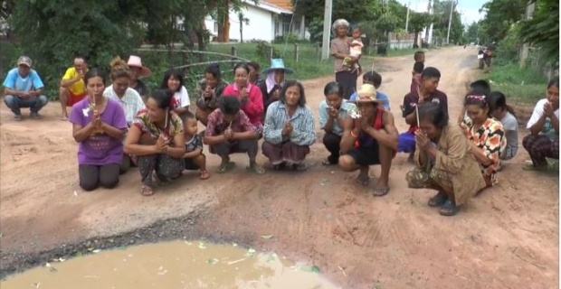 ไร้การเหลียวแล!!! ถนนพังมา 10 ปี ชาวบ้านสุดทน! จุดธูปขอหวย หวังมีโชคเอาเงินมาซ่อมกันเอง